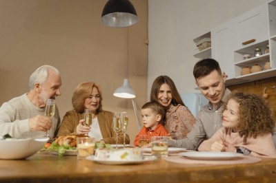 Mladá rodina s deťmi a starými rodičmi