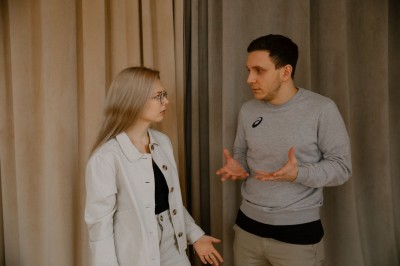 Muž a žena stoja a uvažujú