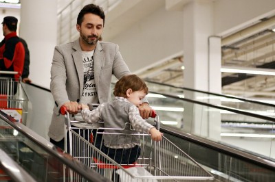 Muž na nákupe so synom