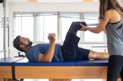 Muž s protézou na rehabilitácii