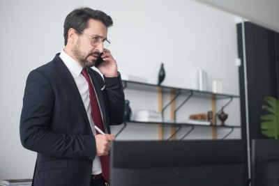 Muž telefonuje