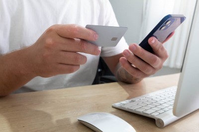 Platobná karta a mobil v ruke