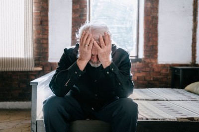 Senior v smútku