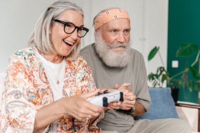 Seniori hrajú počítačovú hru