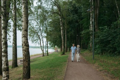 Seniori na prechádzke v lese