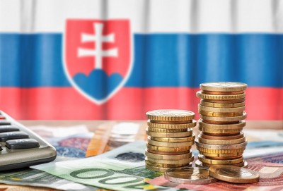 Slovenská vlajka, eurá a kalkulačka (generované AI)