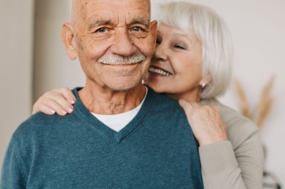 Spokojní a usmiatí seniori