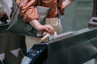 Vkladanie karty do bankomatu