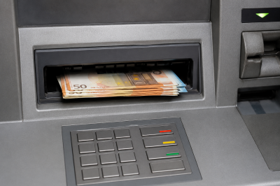 Zabudnuté peniaze v bankomate (generované AI)